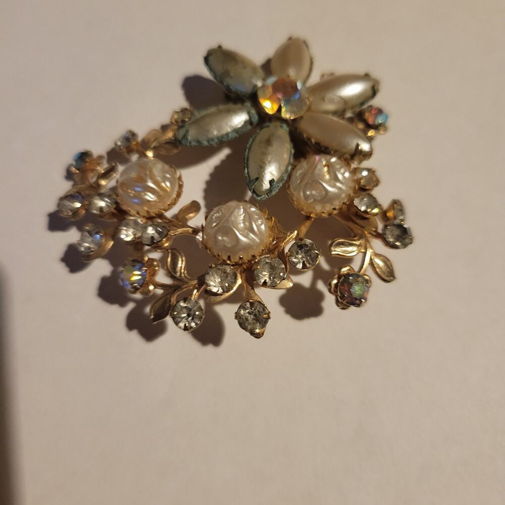 Vintage Gold Tone Faux Pearl & Rhinestone Floral Brooch Pin Iridescent Flower AB - Picture 2 of 15